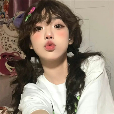 塔城伴游女生卞寄蕾的资料